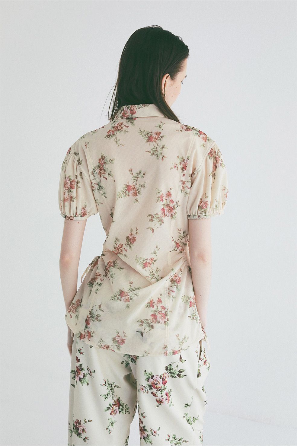 フラワーサイドシャーリングシャツ