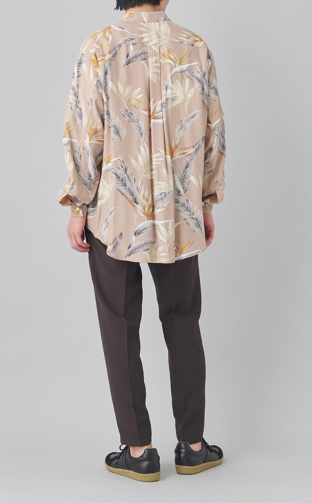 レーヨンボタニカルラウンドヘムシャツ