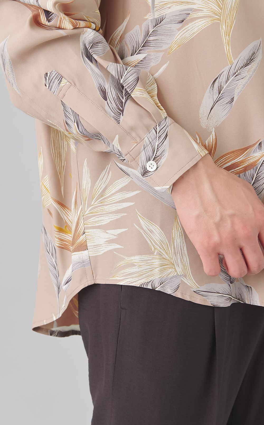 レーヨンボタニカルラウンドヘムシャツ