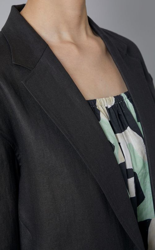 ボタンレステーラードジャケット