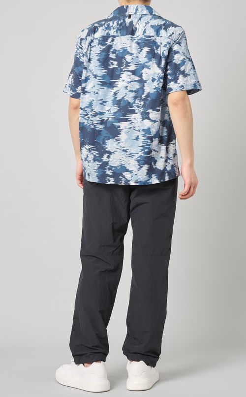 カモフラージュプリントシャツ