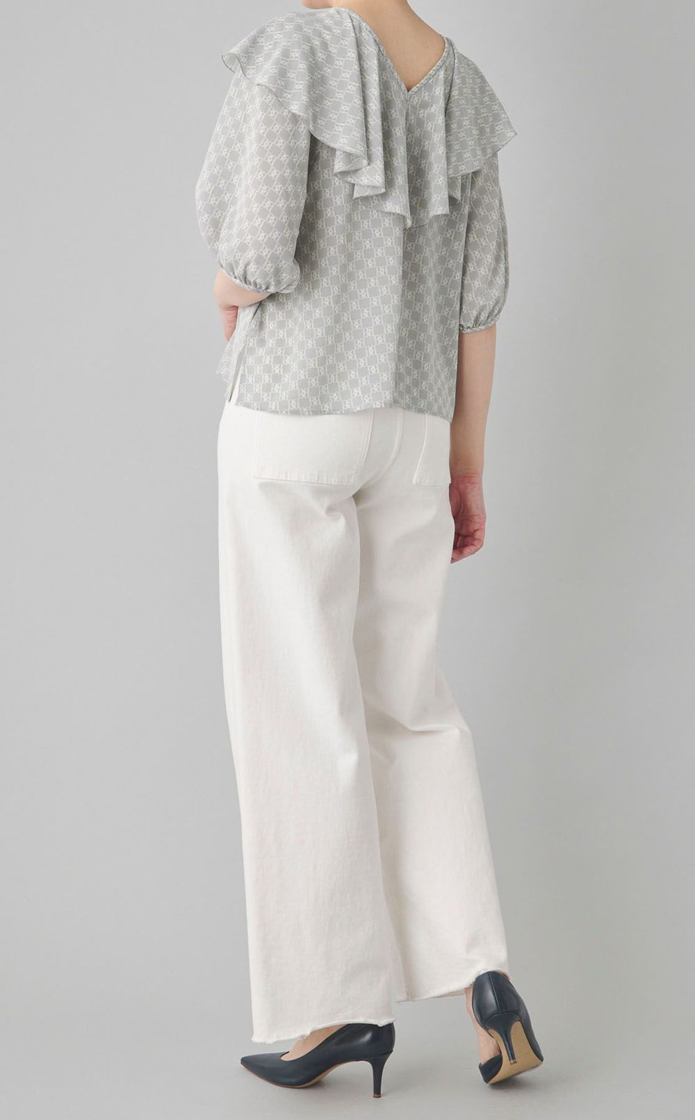 タイポグラフィフロンタブルブラウス