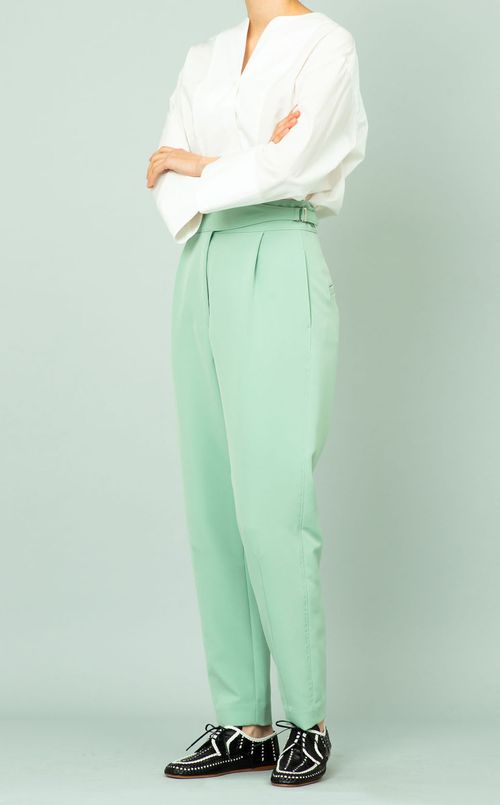 テーパードパンツ