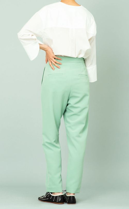 テーパードパンツ