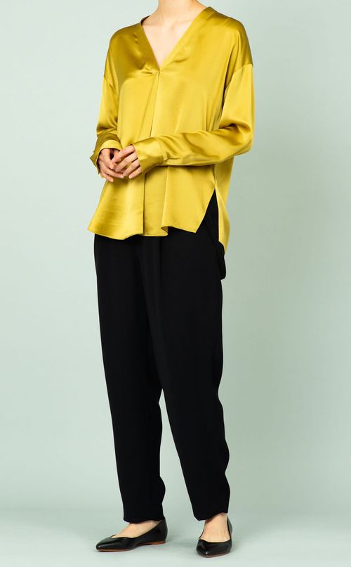 Vネックシルクプルオーバーブラウス