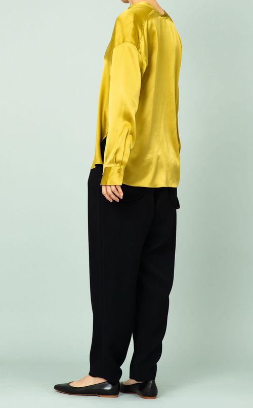 Vネックシルクプルオーバーブラウス