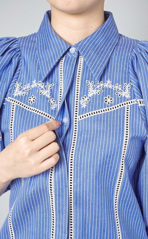 カットワーク刺繍ブラウス