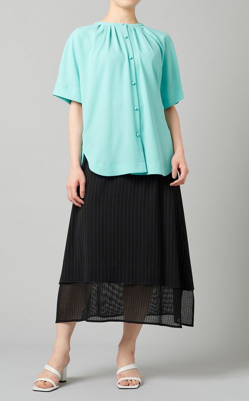 くるみボタンブラウス