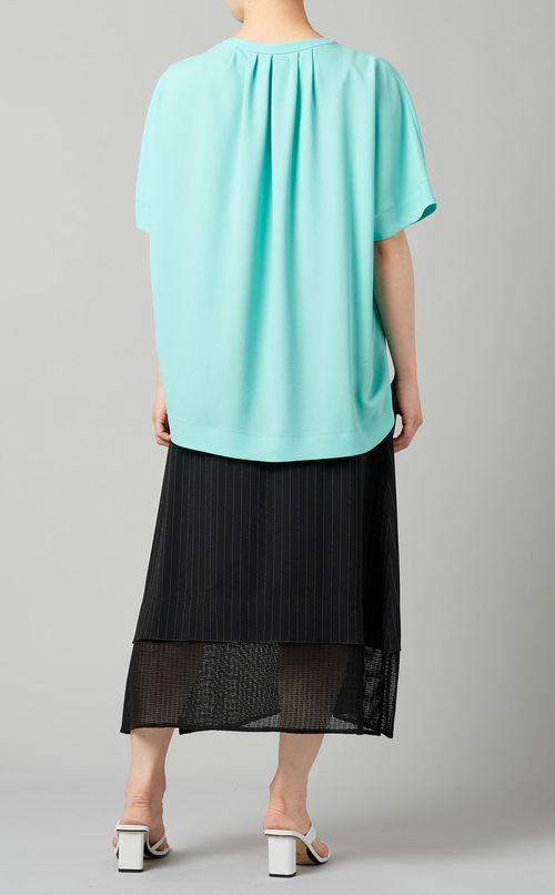 くるみボタンブラウス