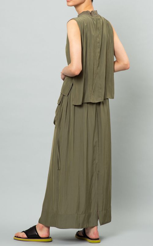 サテンスリットロングスカート