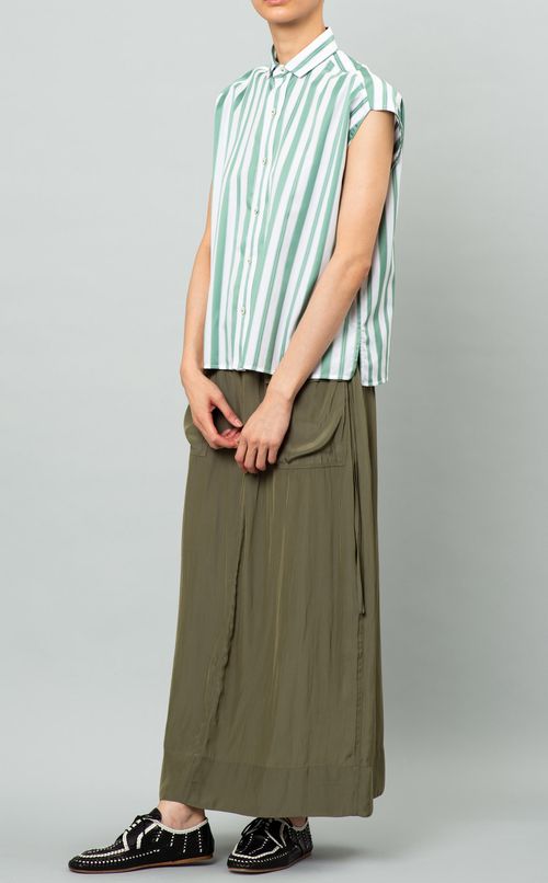 サテンスリットロングスカート