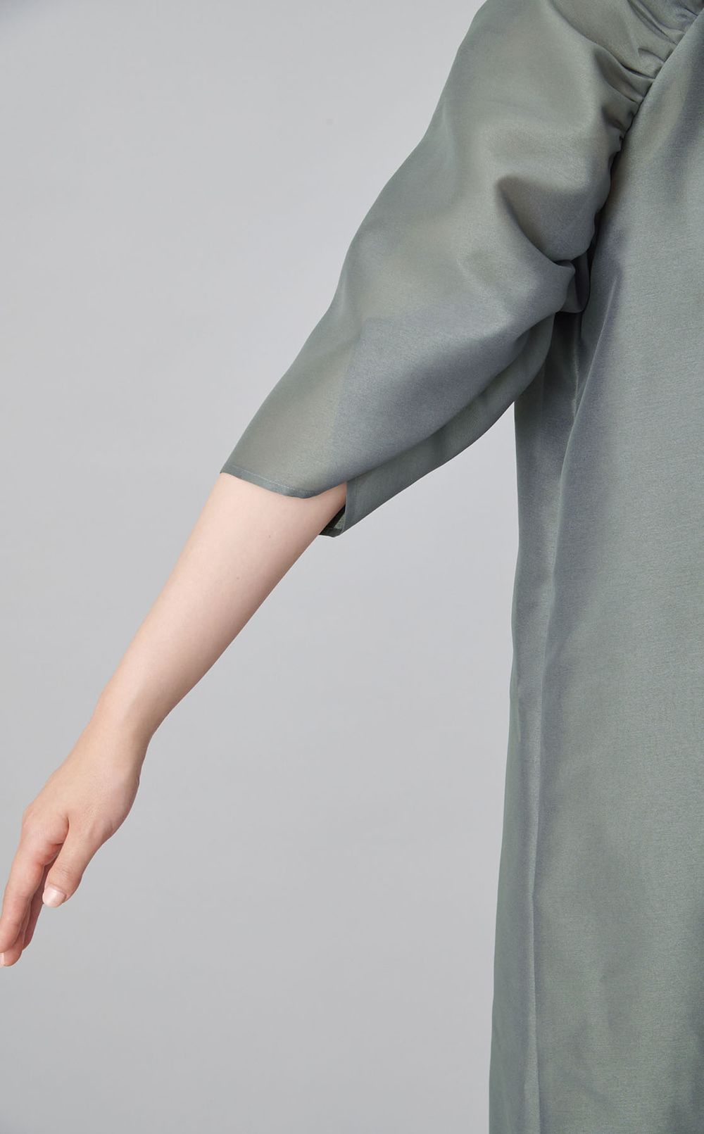 ボリュームスリーブオーガンジードレス