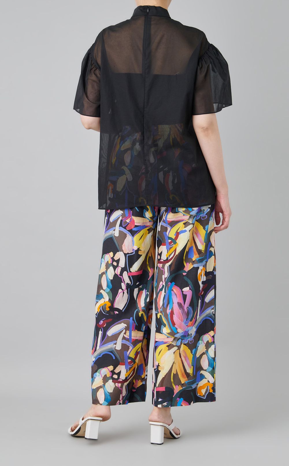 スタンドカラーパフスリーブブラウス