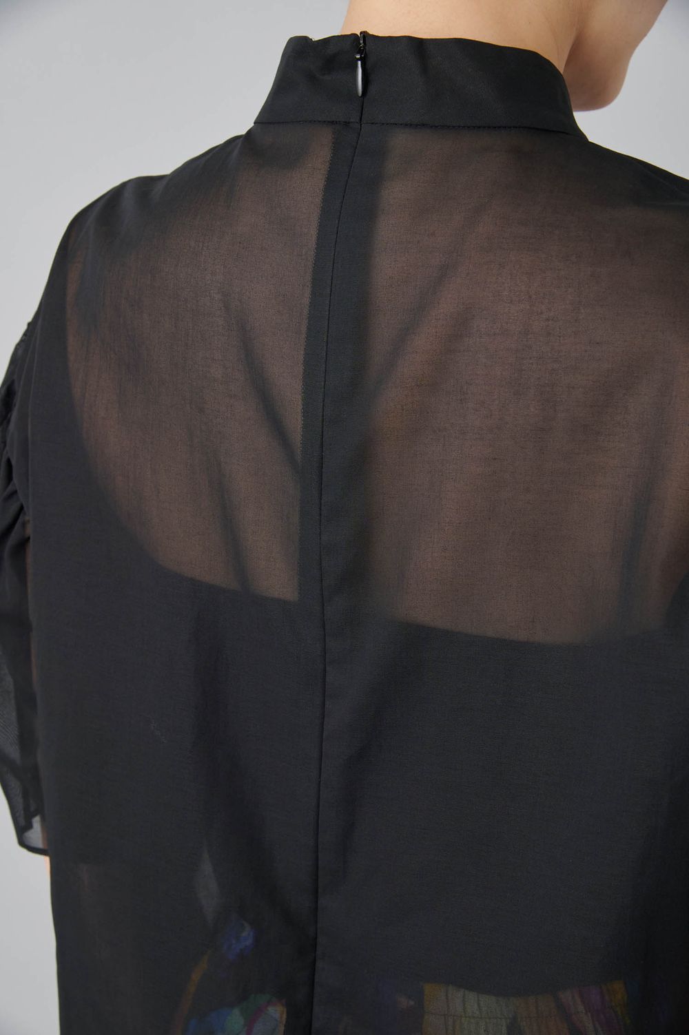 スタンドカラーパフスリーブブラウス