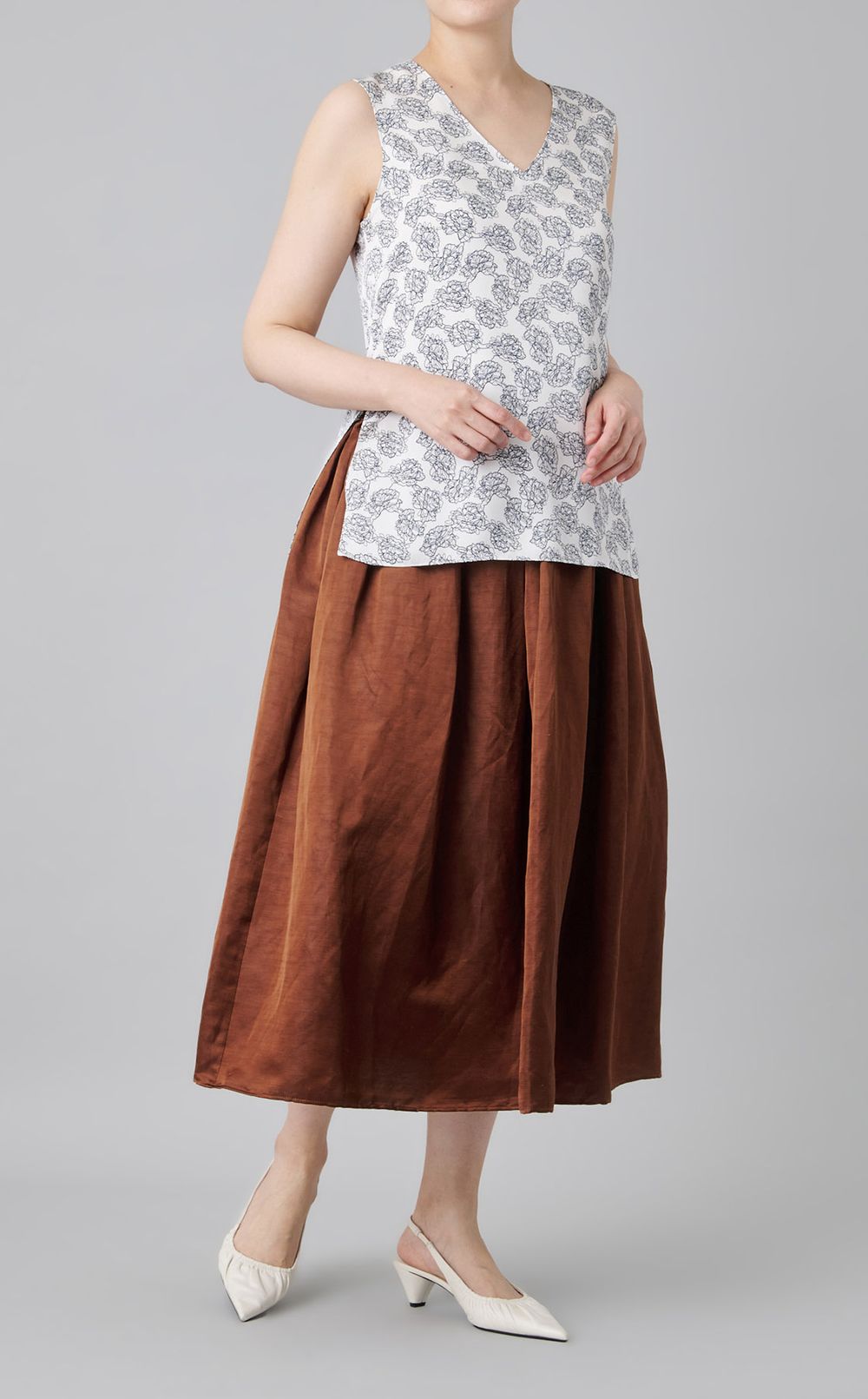 フラワープリントノースリーブVトップス