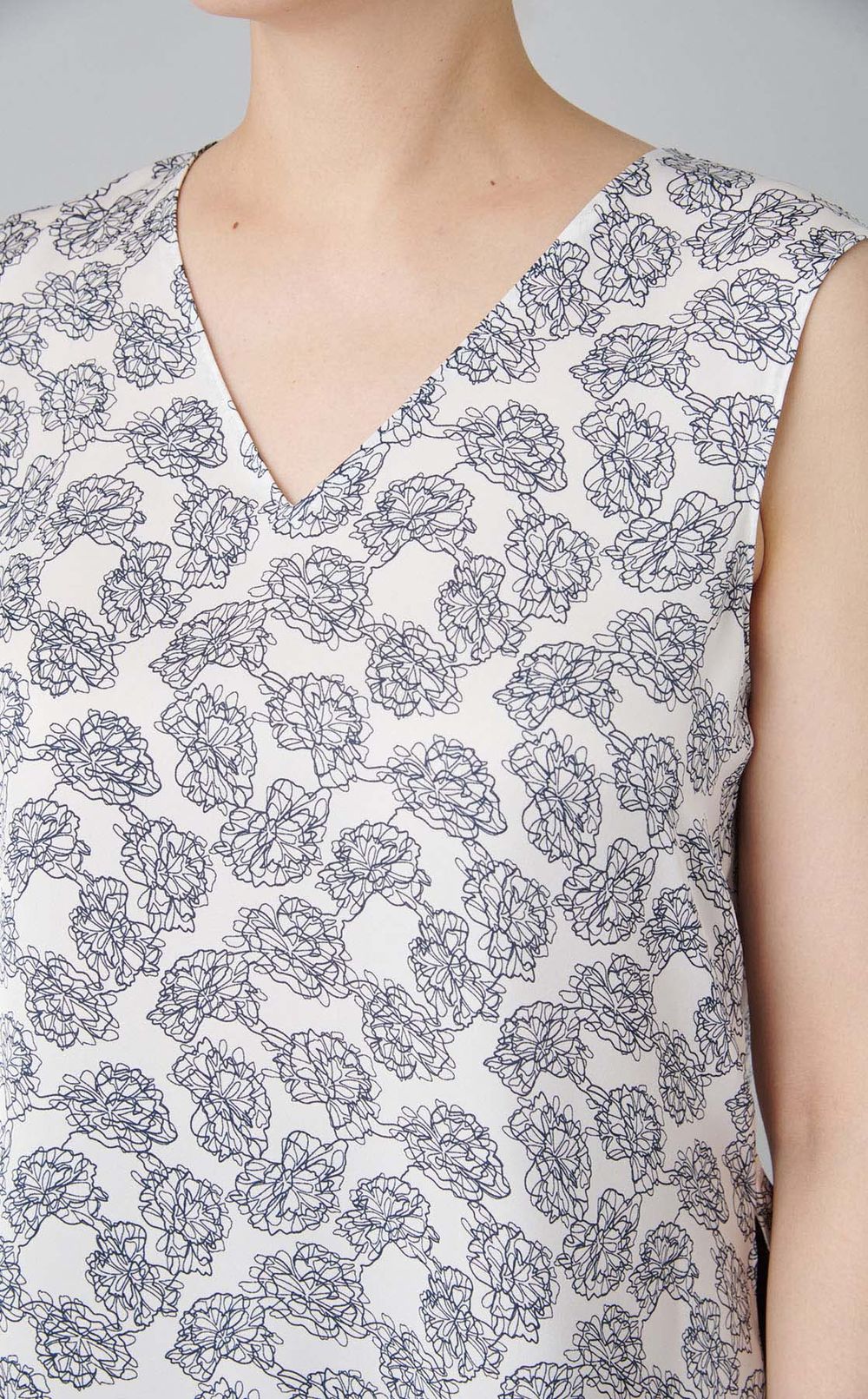 フラワープリントノースリーブVトップス