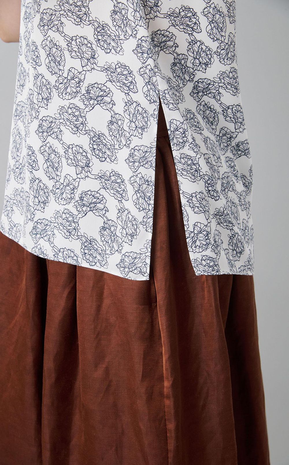 フラワープリントノースリーブVトップス