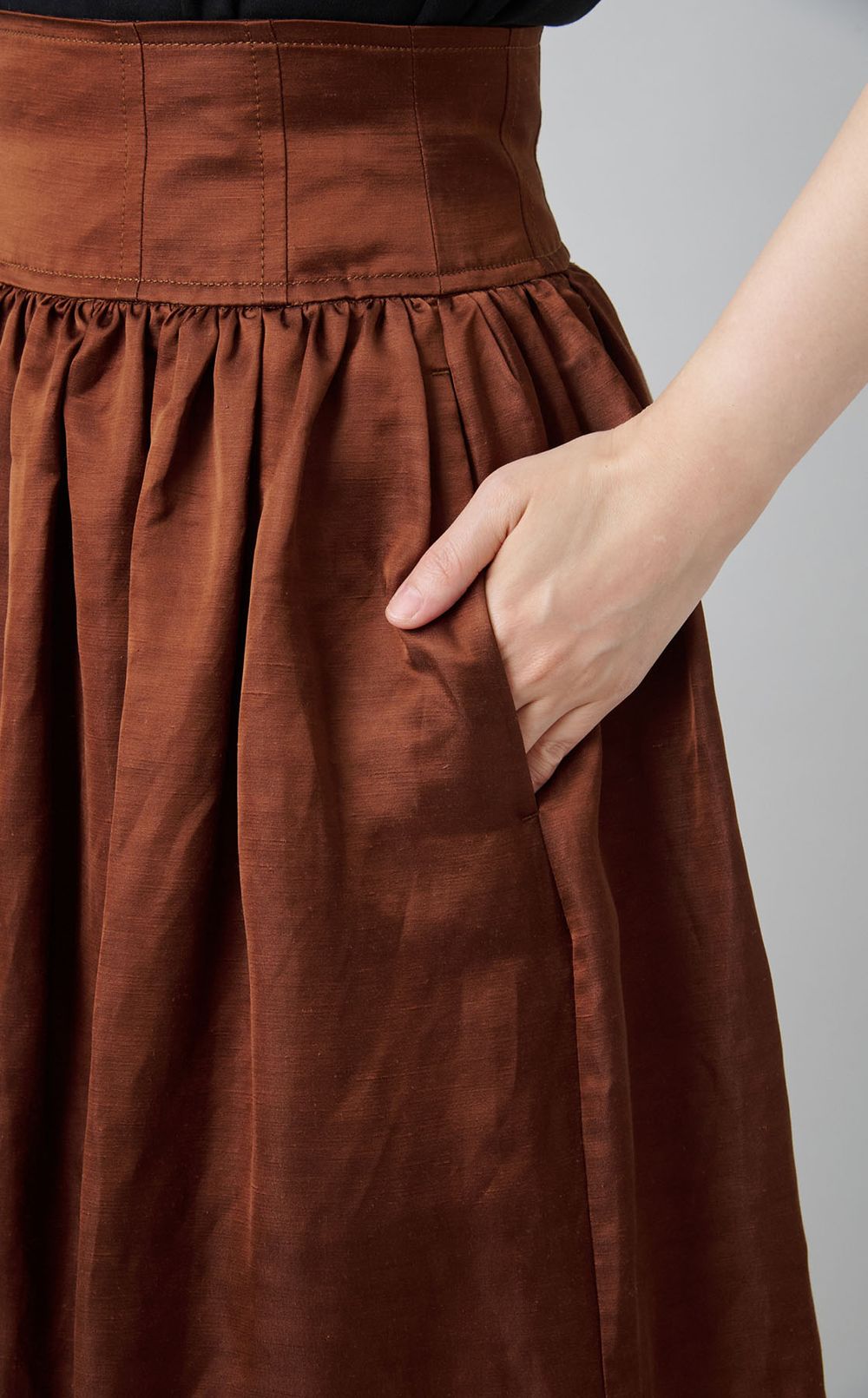 サテンボリュームスカート