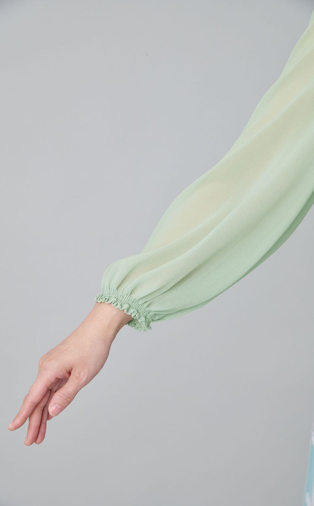 シフォンフリルブラウス