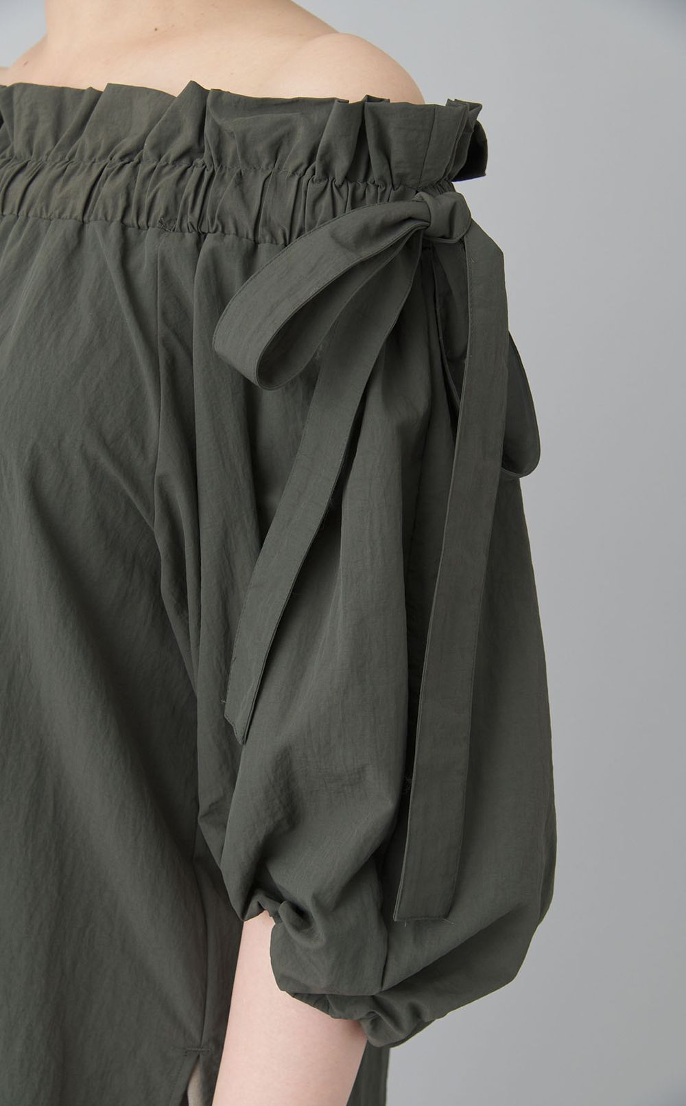 ナイロンオフショルブラウス