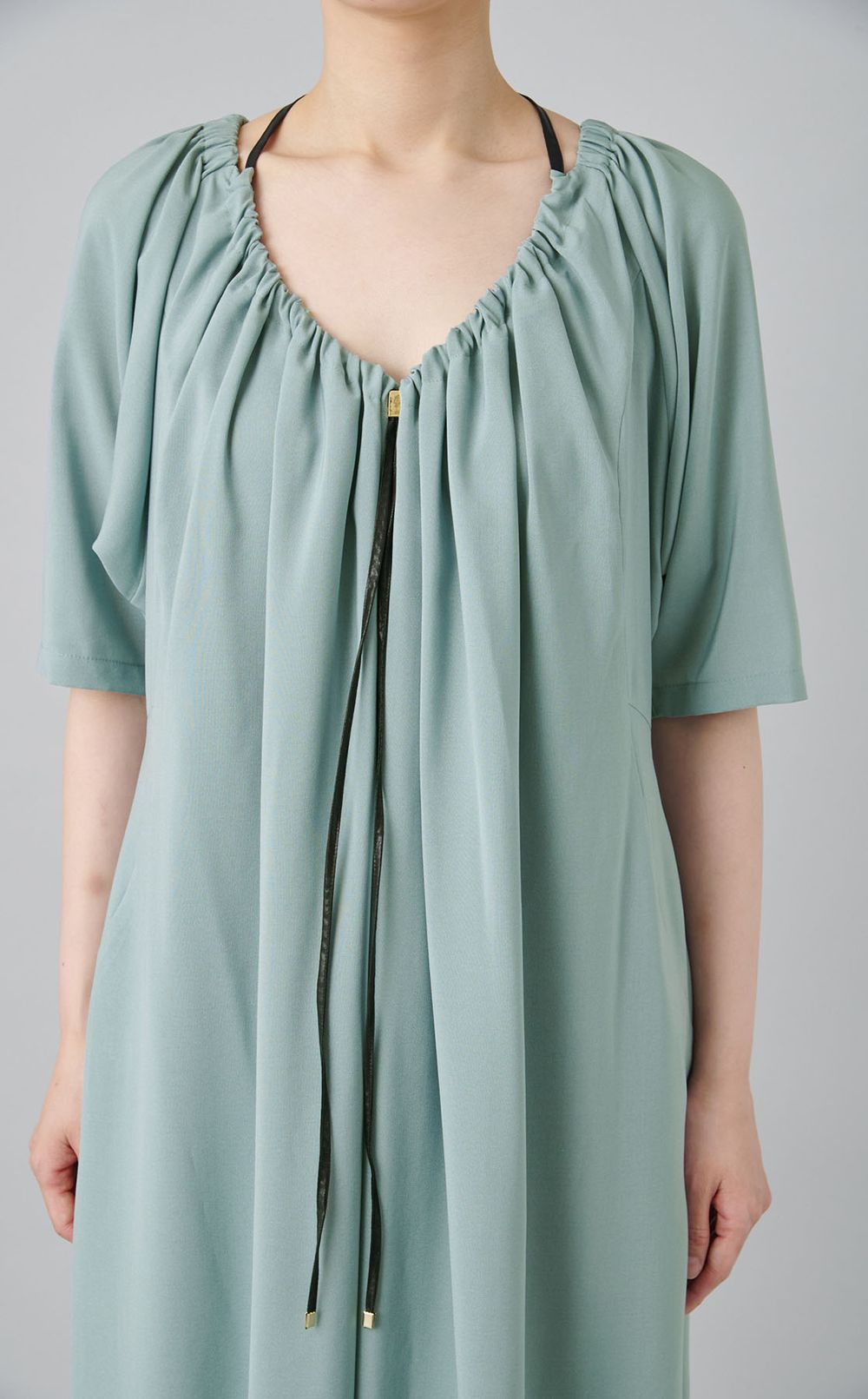 Vネックドローコードギャザーワンピース