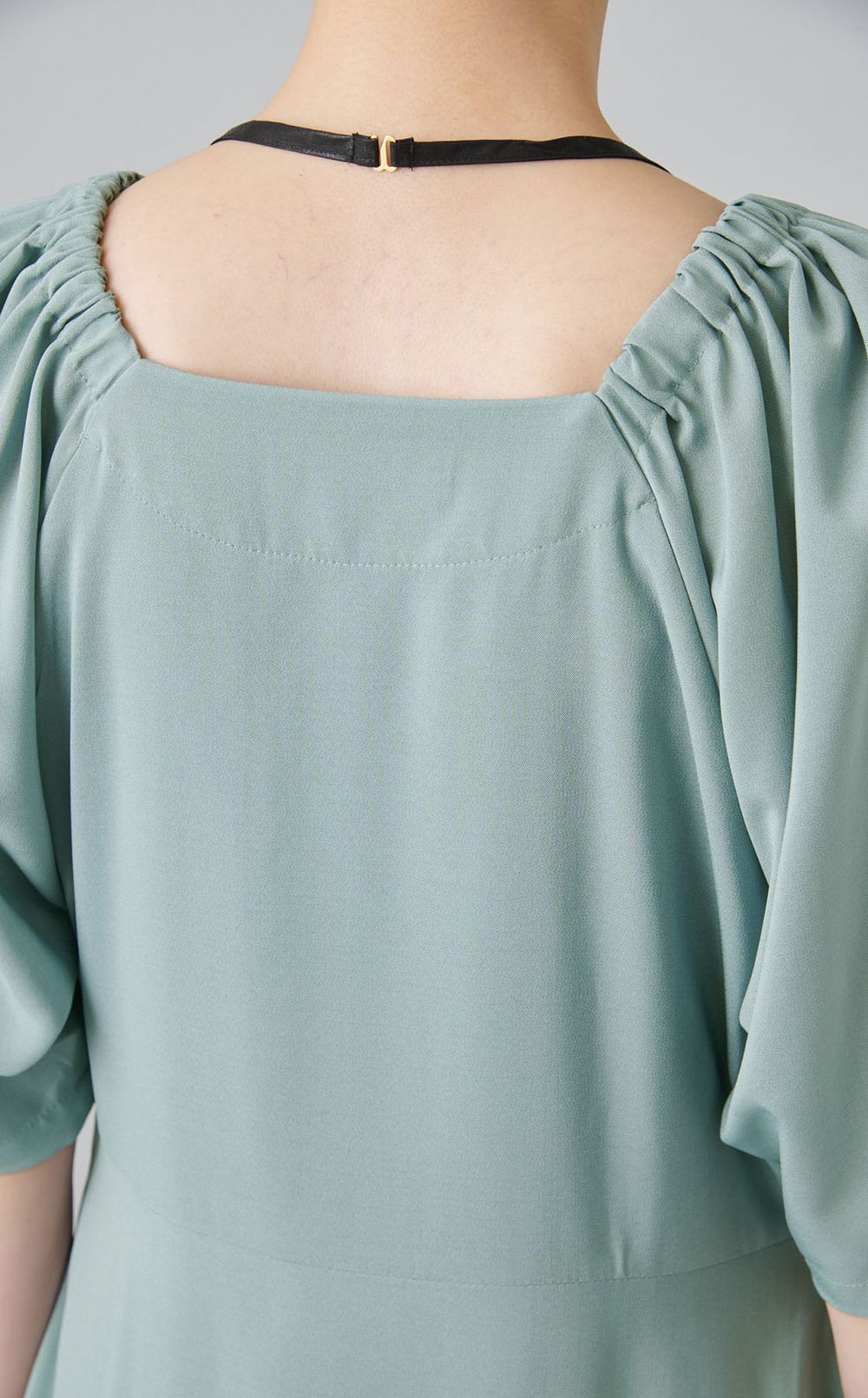 Vネックドローコードギャザーワンピース