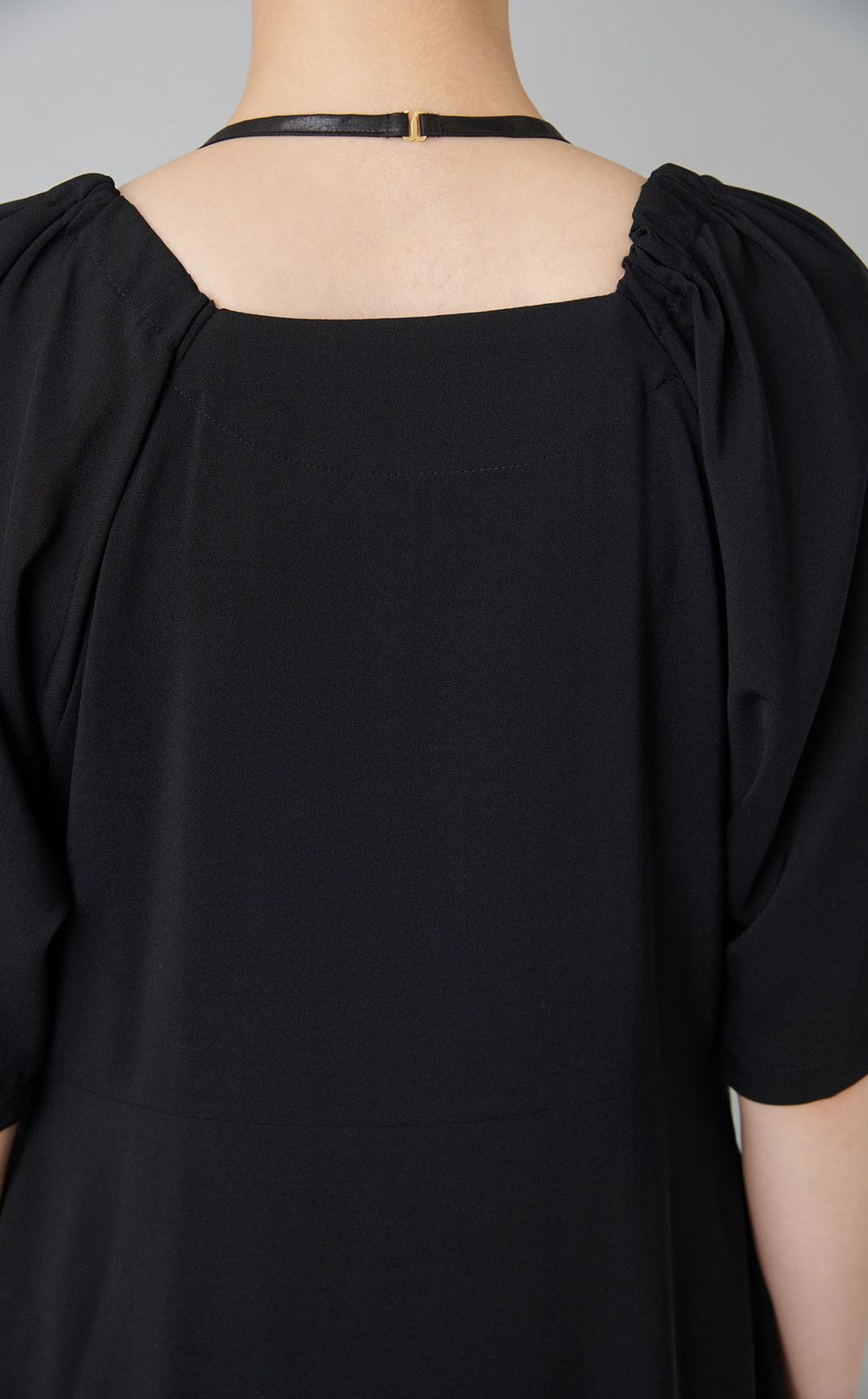 Vネックドローコードギャザーワンピース