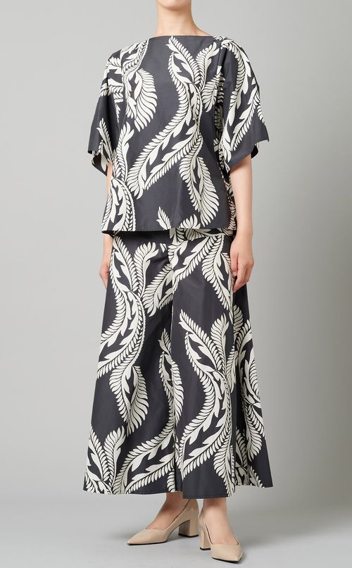 バックタックフェザープリントブラウス