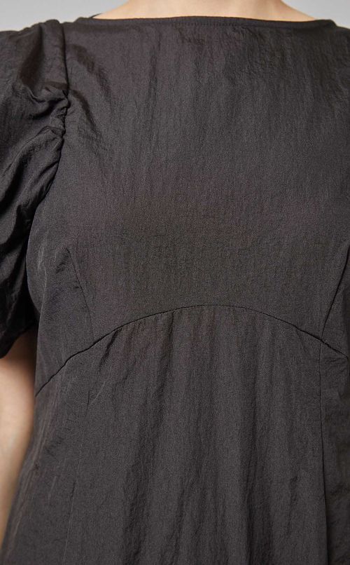 ペプラムデザインパフスリーブワンピース