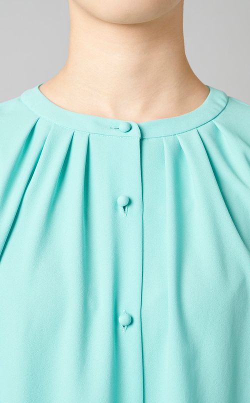 くるみボタンブラウス