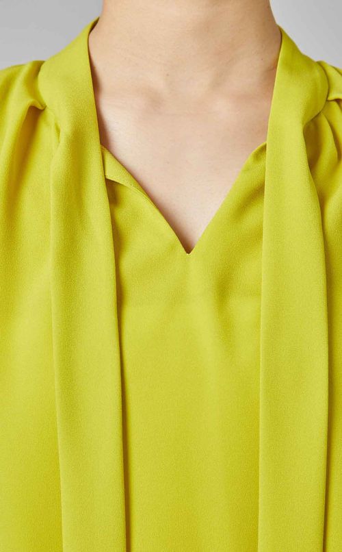 ボウタイノースリーブブラウス