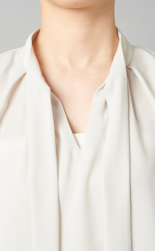 ボウタイノースリーブブラウス