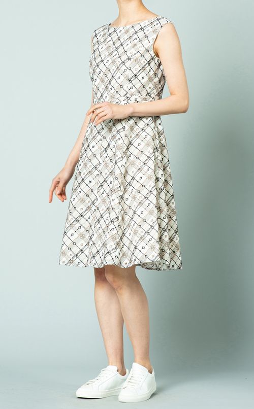 ボートネック刺繍ワンピース