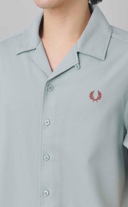 オープンカラーシャツ