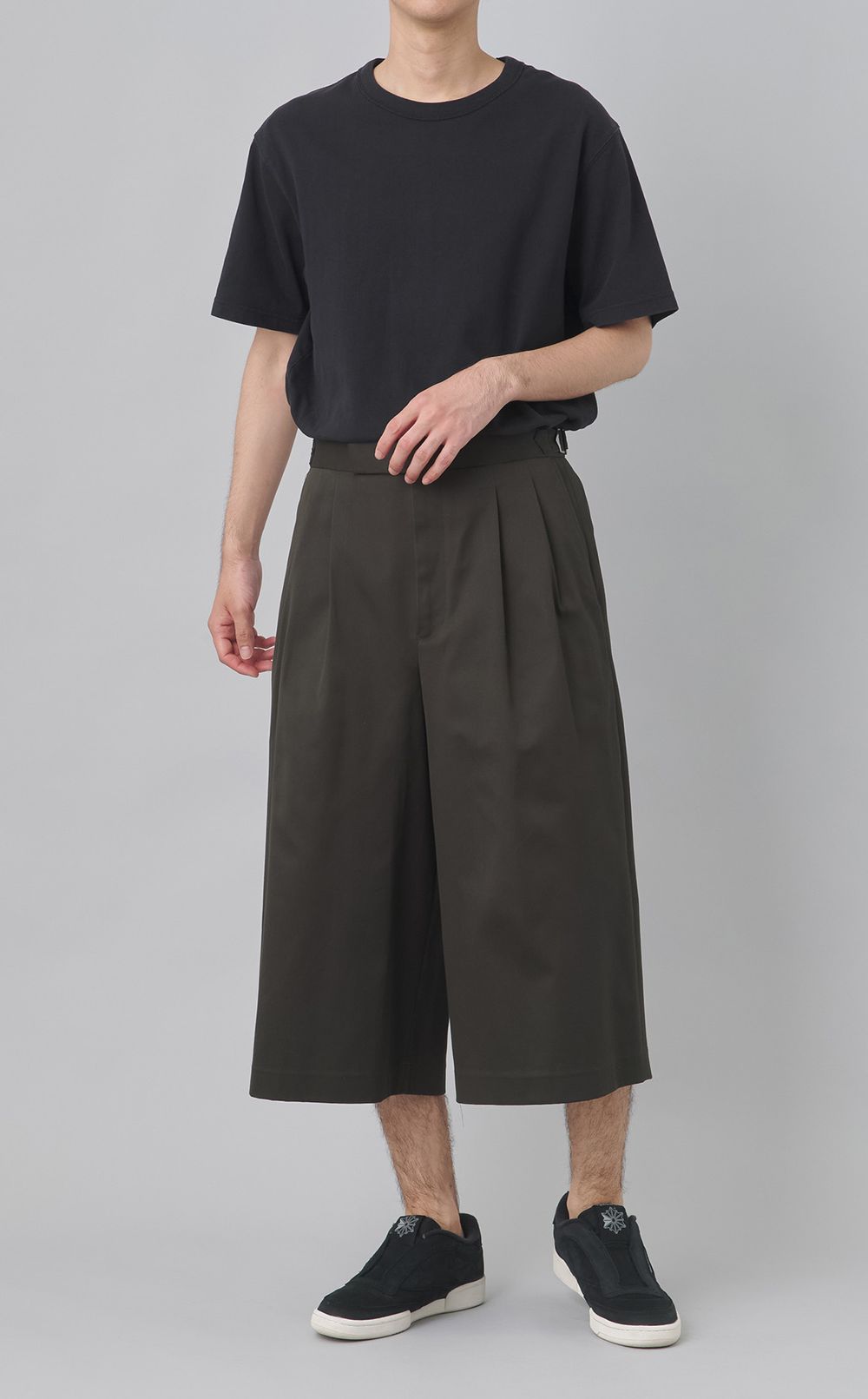 2タッククロップドトラウザー