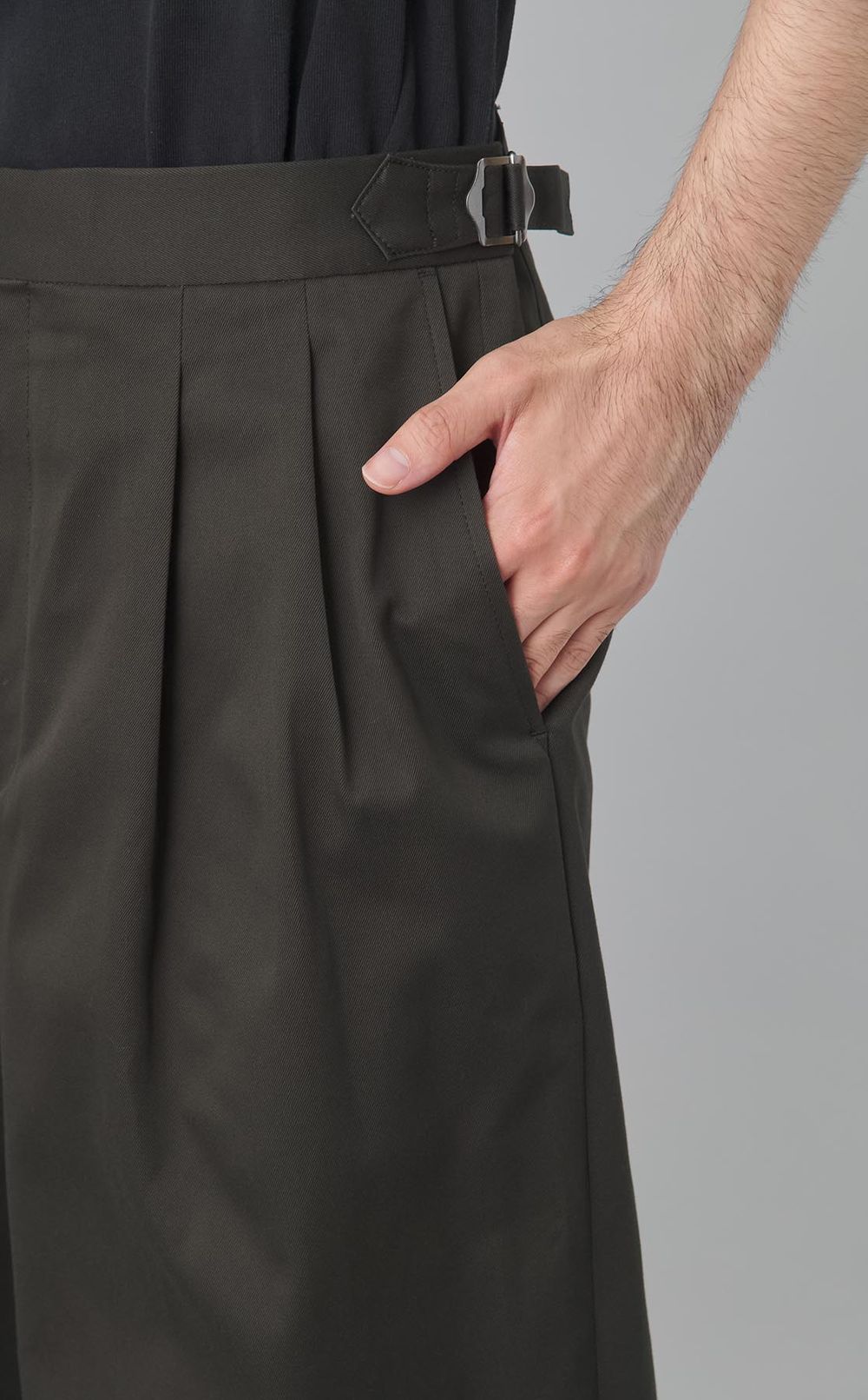 2タッククロップドトラウザー