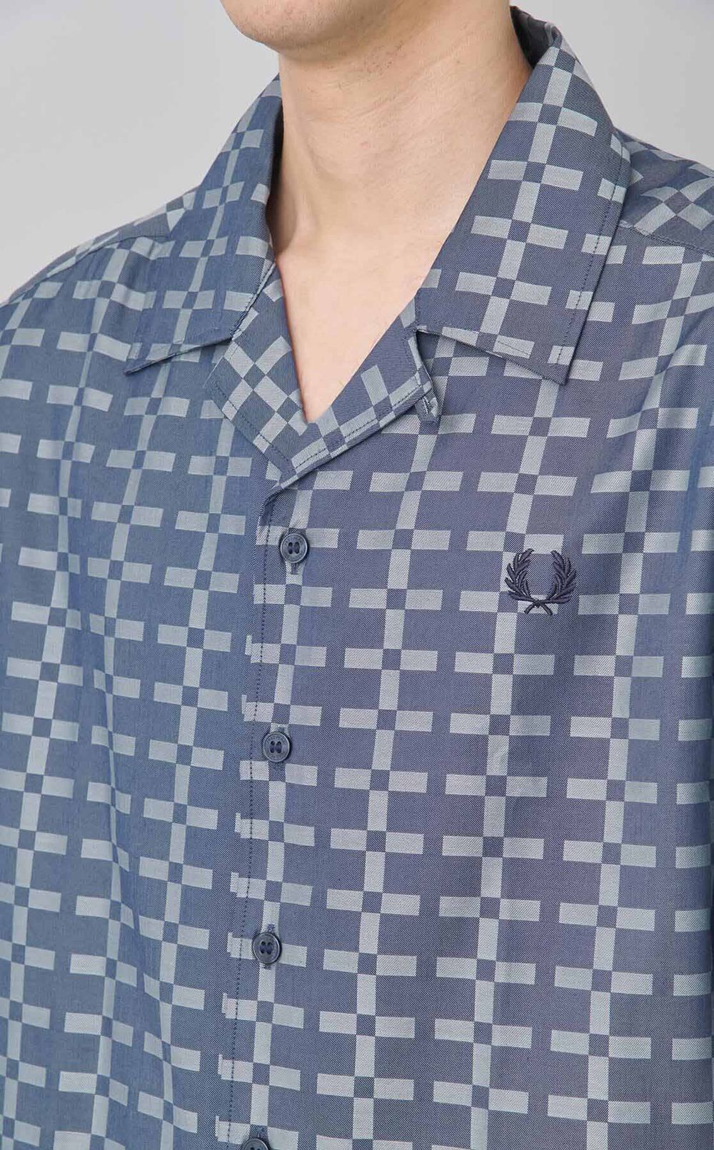 ジオメトリックプリントシャツ