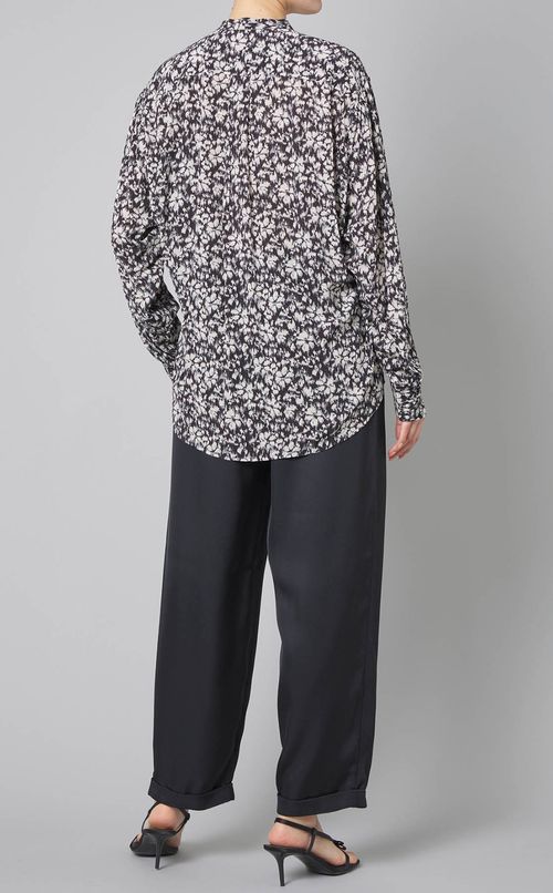 モノトーンフラワースタンドカラーブラウス