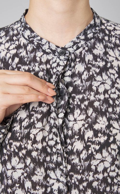 モノトーンフラワースタンドカラーブラウス