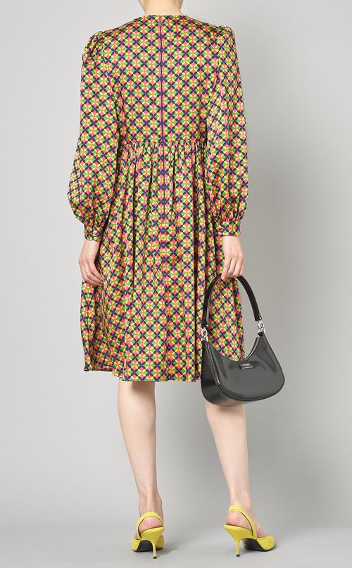 パールボタンギャザースリーブドレス