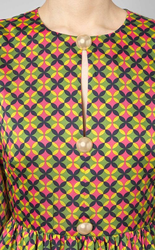 パールボタンギャザースリーブドレス