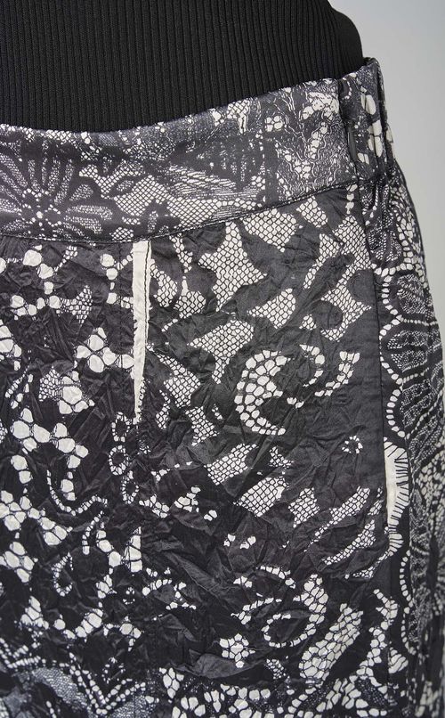 サテンレースプリントスカート