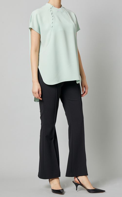 くるみボタンブラウス