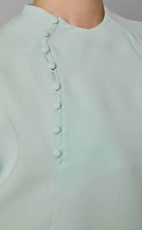 くるみボタンブラウス