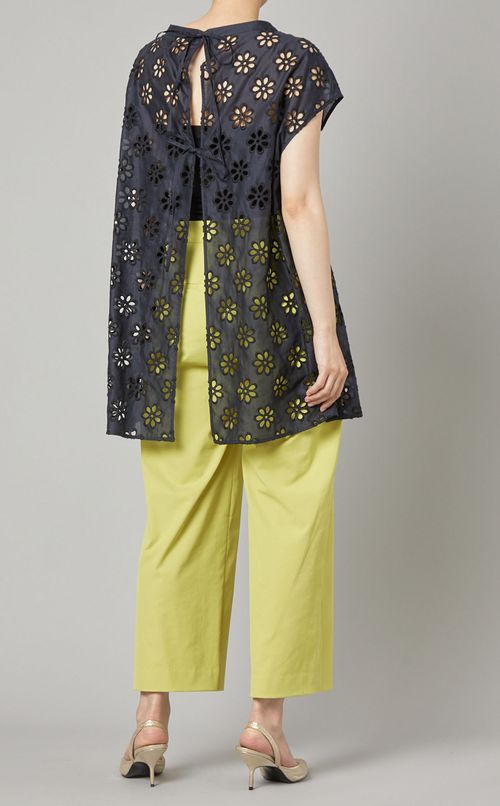 アイレットフラワーブラウス