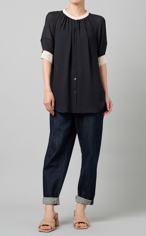 襟元ギャザーバイカラーブラウス