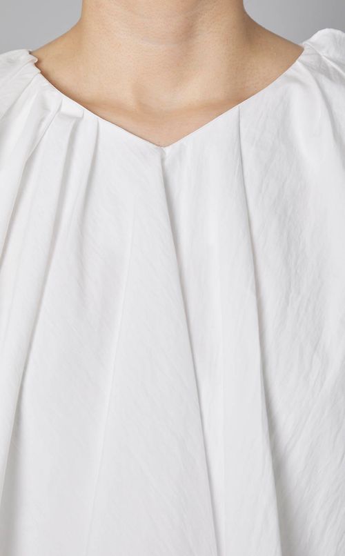 アシンメトリークロップドブラウス