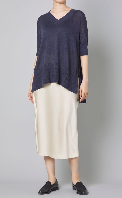 サテンミディスカート