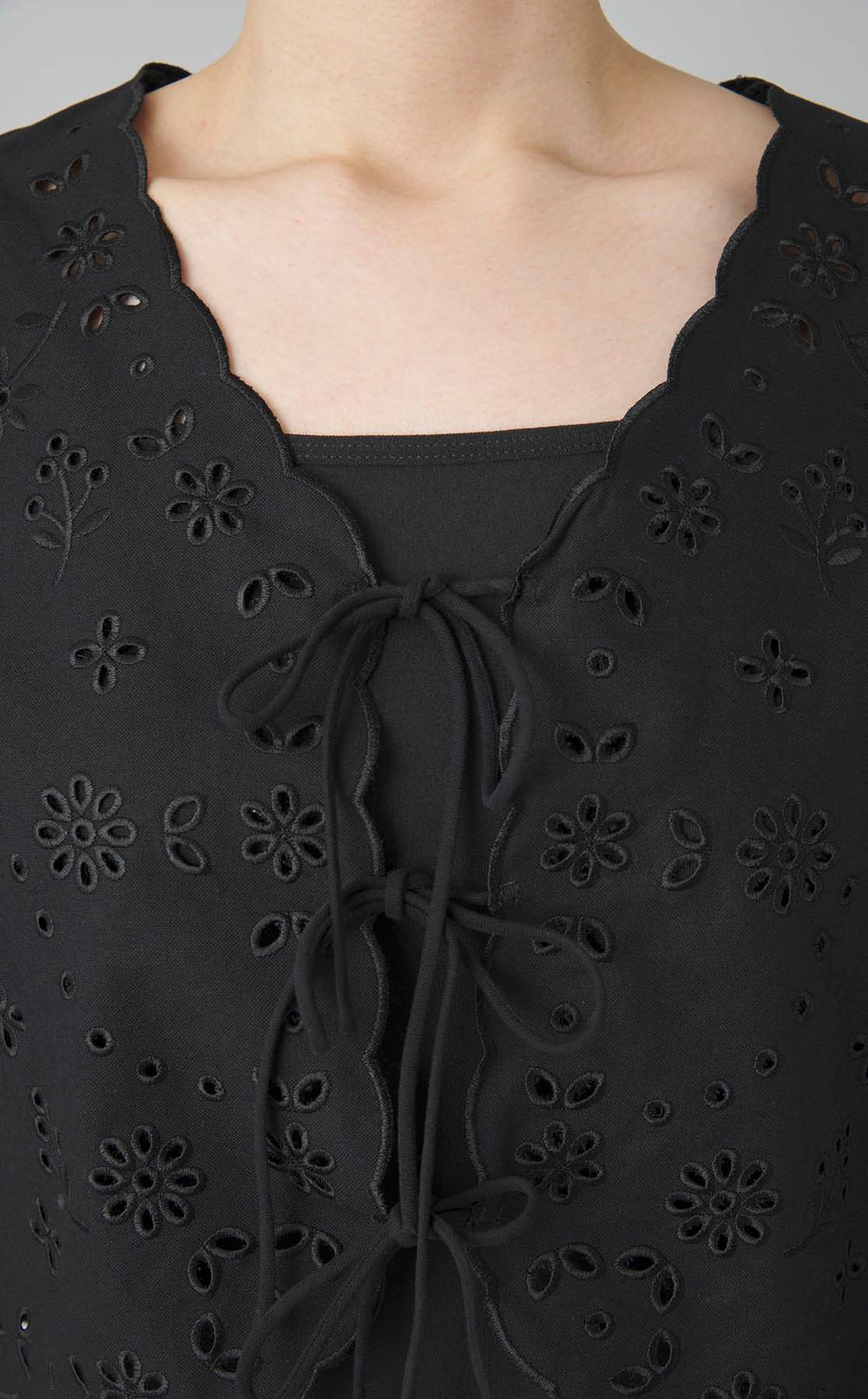 カットワークリボンブラウス