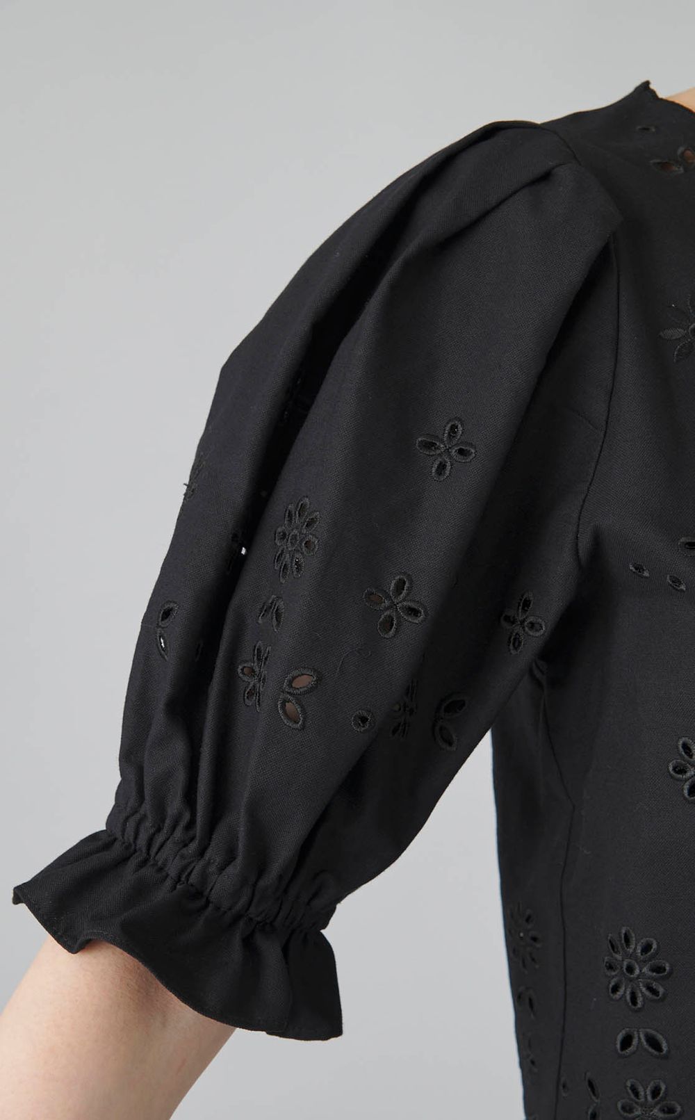 カットワークリボンブラウス